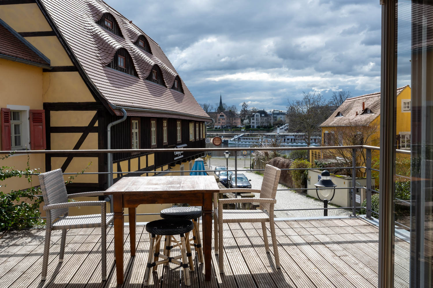 [Doppelzimmer Kajüte 401] Freundliches Doppelzimmer im Neuen Fährgut mit gemütlichem Doppelbett, kleiner Küche und großer Süd-Terrasse mit Blick auf die Elbe.