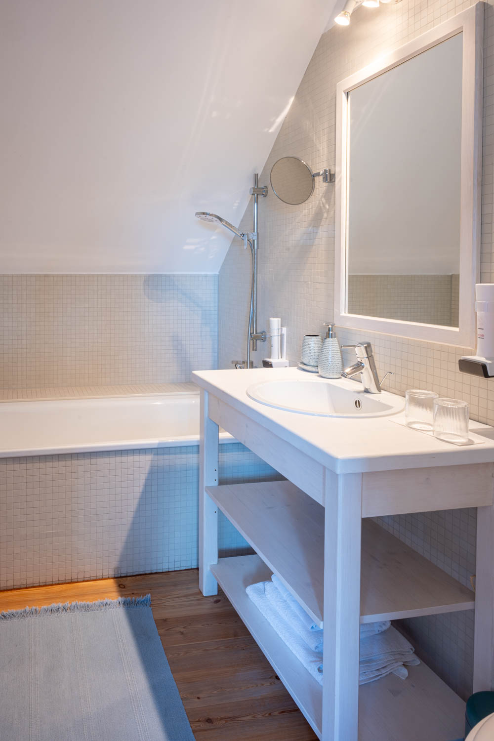 [Doppelzimmer Kajüte 401] Freundliches Doppelzimmer im Neuen Fährgut mit gemütlichem Doppelbett, kleiner Küche und großer Süd-Terrasse mit Blick auf die Elbe.