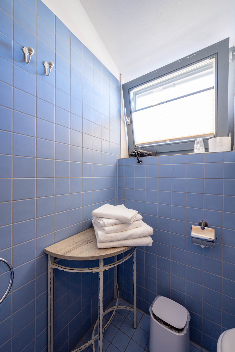 [Doppelzimmer »Koje 1« 402] Helles Doppelzimmer im Neuen Fährgut mit gemütlichem Doppelbett, Blick auf die Dorfstraße zur Elbe und Zugang zur gemeinsamen Terrasse mit Zimmer 403.