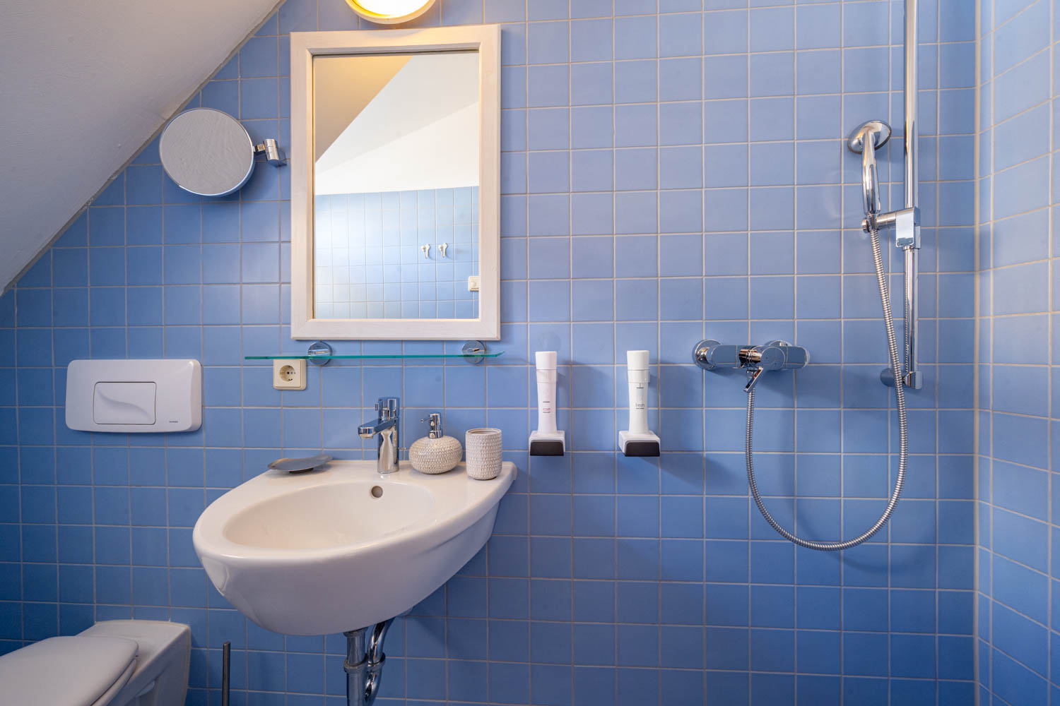[Doppelzimmer »Koje 1« 402] Helles Doppelzimmer im Neuen Fährgut mit gemütlichem Doppelbett, Blick auf die Dorfstraße zur Elbe und Zugang zur gemeinsamen Terrasse mit Zimmer 403.