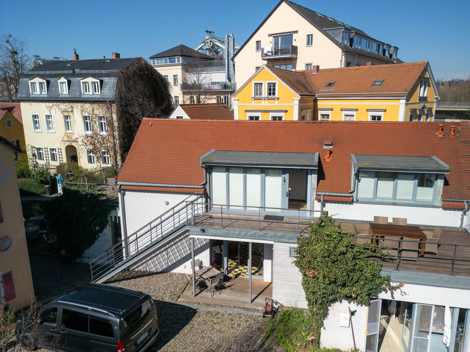 [Einzelzimmer »Koje 2« 403] Helles Einzelzimmer im Neuen Fährgut mit bequemem Bett, Blick auf die Dorfstraße zur Elbe und Zugang zur gemeinsamen Terrasse mit Koje 1.
