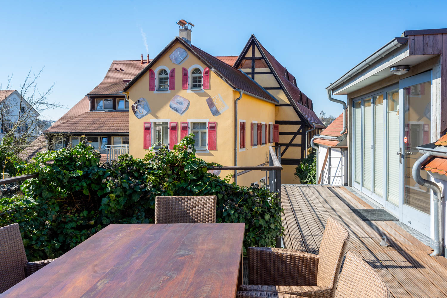 [Einzelzimmer »Koje 2« 403] Helles Einzelzimmer im Neuen Fährgut mit bequemem Bett, Blick auf die Dorfstraße zur Elbe und Zugang zur gemeinsamen Terrasse mit Koje 1.