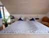 [Doppelzimmer Kajüte 401] Freundliches Doppelzimmer im Neuen Fährgut mit gemütlichem Doppelbett, kleiner Küche und großer Süd-Terrasse mit Blick auf die Elbe.