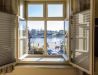[Doppelzimmer 103] Helles Doppelzimmer mit gemütlichem Doppelbett und weitem Blick Richtung Elbe und Dorfstraße, ideal für Paare und kleine Familien.