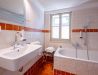 [Doppelzimmer 103] Helles Doppelzimmer mit gemütlichem Doppelbett und weitem Blick Richtung Elbe und Dorfstraße, ideal für Paare und kleine Familien.