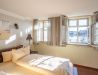 [Doppelzimmer 103] Helles Doppelzimmer mit gemütlichem Doppelbett und weitem Blick Richtung Elbe und Dorfstraße, ideal für Paare und kleine Familien.