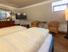 [Doppelzimmer 201] Helles Doppelzimmer mit komfortablem Doppelbett und Ausblick auf die Dorfstraße zur Elbe, ideal für Paare und kleine Familien.