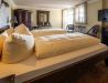 Stilvolles Doppelzimmer mit Gemeinschaftsterrasse und Blick auf Elbe und Blaues Wunder im Boutique Hotel La Campagnola, Dresden-Loschwitz.