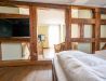 [Doppelzimmer 102] Helles Doppelzimmer im Alten Fährgut mit gemütlichem Doppelbett, direktem Zugang zur gemeinsamen Terrasse und weitem Blick über Elbe und Blaues Wunder.