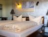 Stilvolles Doppelzimmer mit Gemeinschaftsterrasse und Blick auf Elbe und Blaues Wunder im Boutique Hotel La Campagnola, Dresden-Loschwitz.