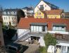 [Doppelzimmer Kajüte 401] Freundliches Doppelzimmer im Neuen Fährgut mit gemütlichem Doppelbett, kleiner Küche und großer Süd-Terrasse mit Blick auf die Elbe.