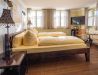 [Doppelzimmer 103] Helles Doppelzimmer mit gemütlichem Doppelbett und weitem Blick Richtung Elbe und Dorfstraße, ideal für Paare und kleine Familien.