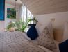 [Doppelzimmer Kajüte 401] Freundliches Doppelzimmer im Neuen Fährgut mit gemütlichem Doppelbett, kleiner Küche und großer Süd-Terrasse mit Blick auf die Elbe.