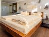 [Doppelzimmer 103] Helles Doppelzimmer mit gemütlichem Doppelbett und weitem Blick Richtung Elbe und Dorfstraße, ideal für Paare und kleine Familien.
