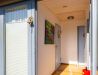 [Doppelzimmer »Koje 1« 402] Helles Doppelzimmer im Neuen Fährgut mit gemütlichem Doppelbett, Blick auf die Dorfstraße zur Elbe und Zugang zur gemeinsamen Terrasse mit Zimmer 403.