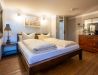 [Doppelzimmer 201] Helles Doppelzimmer mit komfortablem Doppelbett und Ausblick auf die Dorfstraße zur Elbe, ideal für Paare und kleine Familien.
