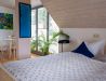 [Doppelzimmer Kajüte 401] Freundliches Doppelzimmer im Neuen Fährgut mit gemütlichem Doppelbett, kleiner Küche und großer Süd-Terrasse mit Blick auf die Elbe.