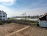 [Doppelzimmer 102] Helles Doppelzimmer im Alten Fährgut mit gemütlichem Doppelbett, direktem Zugang zur gemeinsamen Terrasse und weitem Blick über Elbe und Blaues Wunder.
