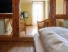 [Doppelzimmer 102] Helles Doppelzimmer im Alten Fährgut mit gemütlichem Doppelbett, direktem Zugang zur gemeinsamen Terrasse und weitem Blick über Elbe und Blaues Wunder.