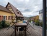 [Doppelzimmer Kajüte 401] Freundliches Doppelzimmer im Neuen Fährgut mit gemütlichem Doppelbett, kleiner Küche und großer Süd-Terrasse mit Blick auf die Elbe.