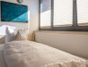 [Einzelzimmer »Koje 2« 403] Helles Einzelzimmer im Neuen Fährgut mit bequemem Bett, Blick auf die Dorfstraße zur Elbe und Zugang zur gemeinsamen Terrasse mit Koje 1.