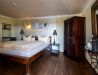 Stilvolles Doppelzimmer mit Gemeinschaftsterrasse und Blick auf Elbe und Blaues Wunder im Boutique Hotel La Campagnola, Dresden-Loschwitz.