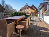 [Doppelzimmer »Koje 1« 402] Helles Doppelzimmer im Neuen Fährgut mit gemütlichem Doppelbett, Blick auf die Dorfstraße zur Elbe und Zugang zur gemeinsamen Terrasse mit Zimmer 403.