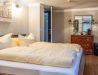 [Doppelzimmer 201] Helles Doppelzimmer mit komfortablem Doppelbett und Ausblick auf die Dorfstraße zur Elbe, ideal für Paare und kleine Familien.