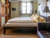 [Doppelzimmer 102] Helles Doppelzimmer im Alten Fährgut mit gemütlichem Doppelbett, direktem Zugang zur gemeinsamen Terrasse und weitem Blick über Elbe und Blaues Wunder.
