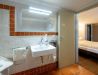 [Doppelzimmer 201] Helles Doppelzimmer mit komfortablem Doppelbett und Ausblick auf die Dorfstraße zur Elbe, ideal für Paare und kleine Familien.