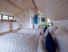 [Doppelzimmer Kajüte 401] Freundliches Doppelzimmer im Neuen Fährgut mit gemütlichem Doppelbett, kleiner Küche und großer Süd-Terrasse mit Blick auf die Elbe.