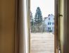 [Doppelzimmer 102] Helles Doppelzimmer im Alten Fährgut mit gemütlichem Doppelbett, direktem Zugang zur gemeinsamen Terrasse und weitem Blick über Elbe und Blaues Wunder.