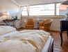 [Doppelzimmer 205] Helles Doppelzimmer im Alten Fährgut mit gemütlichem Doppelbett, zusätzlichem Schlafplatz und weitem Blick auf Elbhänge, Schwebebahn und Luisenhof.