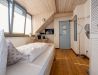 [Einzelzimmer »Koje 2« 403] Helles Einzelzimmer im Neuen Fährgut mit bequemem Bett, Blick auf die Dorfstraße zur Elbe und Zugang zur gemeinsamen Terrasse mit Koje 1.