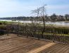 [Doppelzimmer 102] Helles Doppelzimmer im Alten Fährgut mit gemütlichem Doppelbett, direktem Zugang zur gemeinsamen Terrasse und weitem Blick über Elbe und Blaues Wunder.