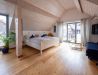 [Doppelzimmer Kajüte 401] Freundliches Doppelzimmer im Neuen Fährgut mit gemütlichem Doppelbett, kleiner Küche und großer Süd-Terrasse mit Blick auf die Elbe.