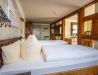 [Doppelzimmer 102] Helles Doppelzimmer im Alten Fährgut mit gemütlichem Doppelbett, direktem Zugang zur gemeinsamen Terrasse und weitem Blick über Elbe und Blaues Wunder.