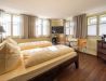[Doppelzimmer 103] Helles Doppelzimmer mit gemütlichem Doppelbett und weitem Blick Richtung Elbe und Dorfstraße, ideal für Paare und kleine Familien.