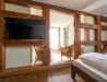 [Doppelzimmer 102] Helles Doppelzimmer im Alten Fährgut mit gemütlichem Doppelbett, direktem Zugang zur gemeinsamen Terrasse und weitem Blick über Elbe und Blaues Wunder.