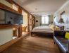 [Doppelzimmer 102] Helles Doppelzimmer im Alten Fährgut mit gemütlichem Doppelbett, direktem Zugang zur gemeinsamen Terrasse und weitem Blick über Elbe und Blaues Wunder.
