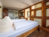 [Doppelzimmer 102] Helles Doppelzimmer im Alten Fährgut mit gemütlichem Doppelbett, direktem Zugang zur gemeinsamen Terrasse und weitem Blick über Elbe und Blaues Wunder.