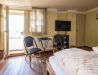 Stilvolles Doppelzimmer mit Gemeinschaftsterrasse und Blick auf Elbe und Blaues Wunder im Boutique Hotel La Campagnola, Dresden-Loschwitz.