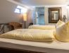 [Doppelzimmer 201] Helles Doppelzimmer mit komfortablem Doppelbett und Ausblick auf die Dorfstraße zur Elbe, ideal für Paare und kleine Familien.