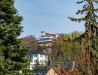 [Doppelzimmer 204] Helles Doppelzimmer im Alten Fährgut mit gemütlichem Doppelbett und weitem Blick auf die Elbhänge, die Schwebebahn und den Luisenhof.