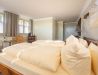 [Doppelzimmer 103] Helles Doppelzimmer mit gemütlichem Doppelbett und weitem Blick Richtung Elbe und Dorfstraße, ideal für Paare und kleine Familien.