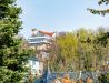 [Doppelzimmer 205] Helles Doppelzimmer im Alten Fährgut mit gemütlichem Doppelbett, zusätzlichem Schlafplatz und weitem Blick auf Elbhänge, Schwebebahn und Luisenhof.