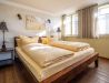 [Doppelzimmer 103] Helles Doppelzimmer mit gemütlichem Doppelbett und weitem Blick Richtung Elbe und Dorfstraße, ideal für Paare und kleine Familien.
