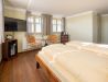 [Doppelzimmer 103] Helles Doppelzimmer mit gemütlichem Doppelbett und weitem Blick Richtung Elbe und Dorfstraße, ideal für Paare und kleine Familien.
