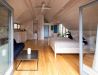 [Doppelzimmer Kajüte 401] Freundliches Doppelzimmer im Neuen Fährgut mit gemütlichem Doppelbett, kleiner Küche und großer Süd-Terrasse mit Blick auf die Elbe.