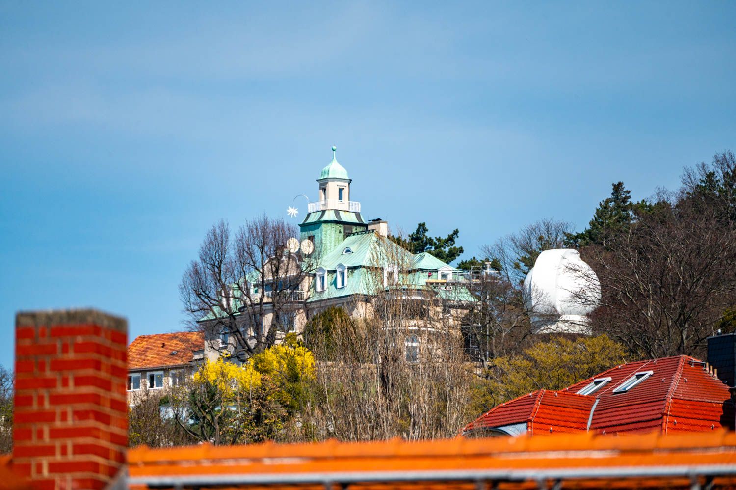 [Doppelzimmer 204] Helles Doppelzimmer im Alten Fährgut mit gemütlichem Doppelbett und weitem Blick auf die Elbhänge, die Schwebebahn und den Luisenhof.